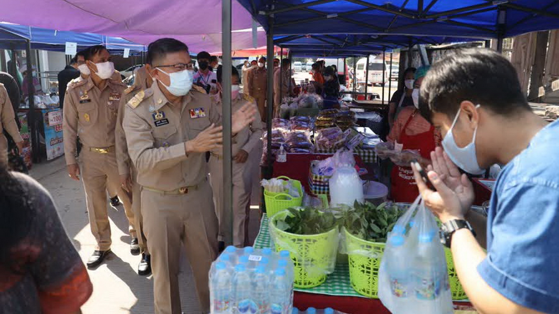 จังหวัดขอนแก่น จัดโครงการตลาดนัดชุมชน ประชาสุขใจ สู้ภัยโควิด เพื่อเพิ่มช่องทางการตลาดให้กับสินค้าของเกษตรกร และผลิตภัณฑ์ OTOP ตามนโยบายการลดความเหลื่อมล้ำของสังคม และการสร้างโอกาสการเข้าถึงบริการของภาครัฐ