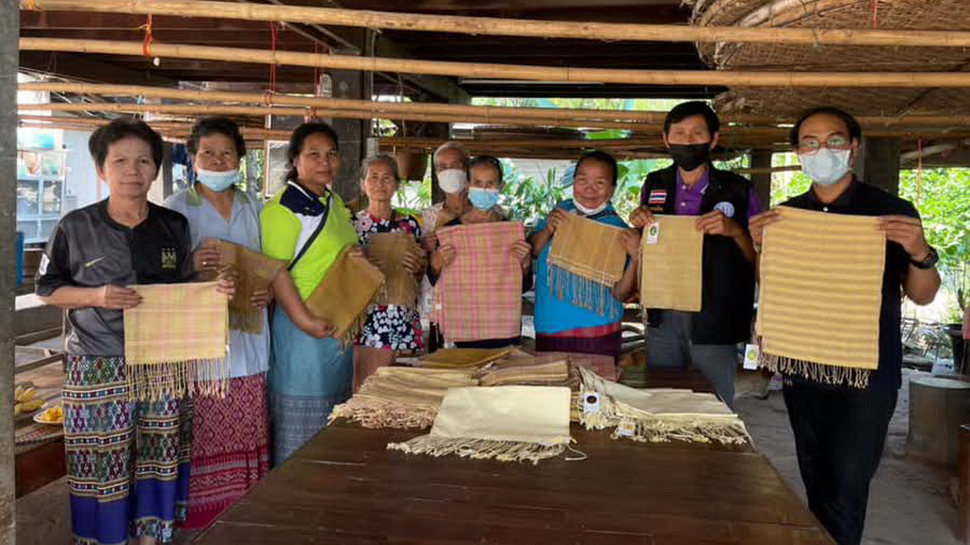 ศูนย์หม่อนไหมฯ ขอนแก่น ตรวจรับรองผ้าไหมตรานกยูงพระราชทาน ในพื้นที่จังหวัดกาฬสินธุ์